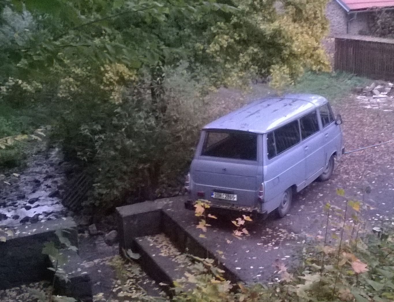po výlovu opět úřaduje majitel vrakoviště pod hrází